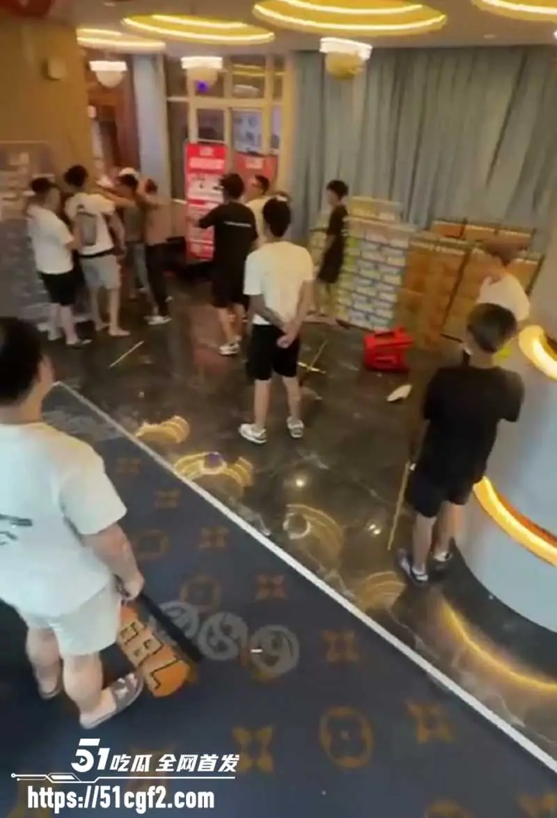 湖南永州道县 789台球室 上演大乱斗 精神小伙组团混战 持杆砸球互殴 招招要命! 图7