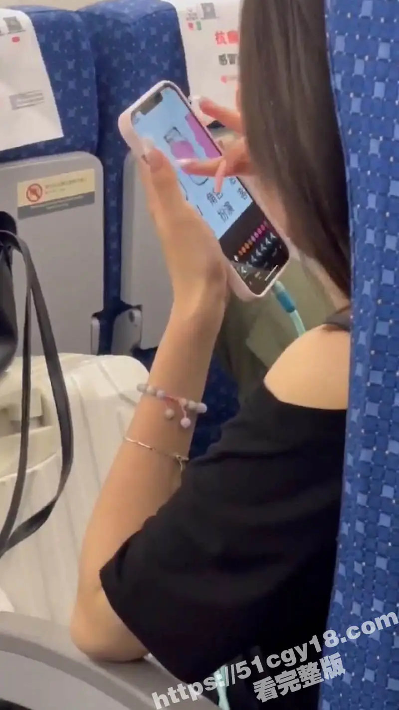 高铁偶遇骚货小姐姐 玩性爱之瓶狂填欲望 不仅暴露了她的狂野内心 更让人遐想她私下的火辣玩法! 图3