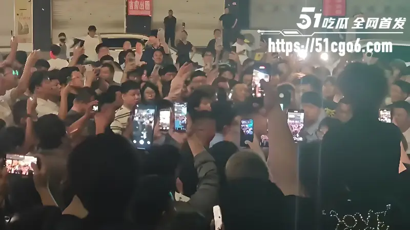 河北廊坊胜芳广场 女主播出轨榜一大哥被抓奸 现场人山人海 真是看热闹不嫌事大! 图3