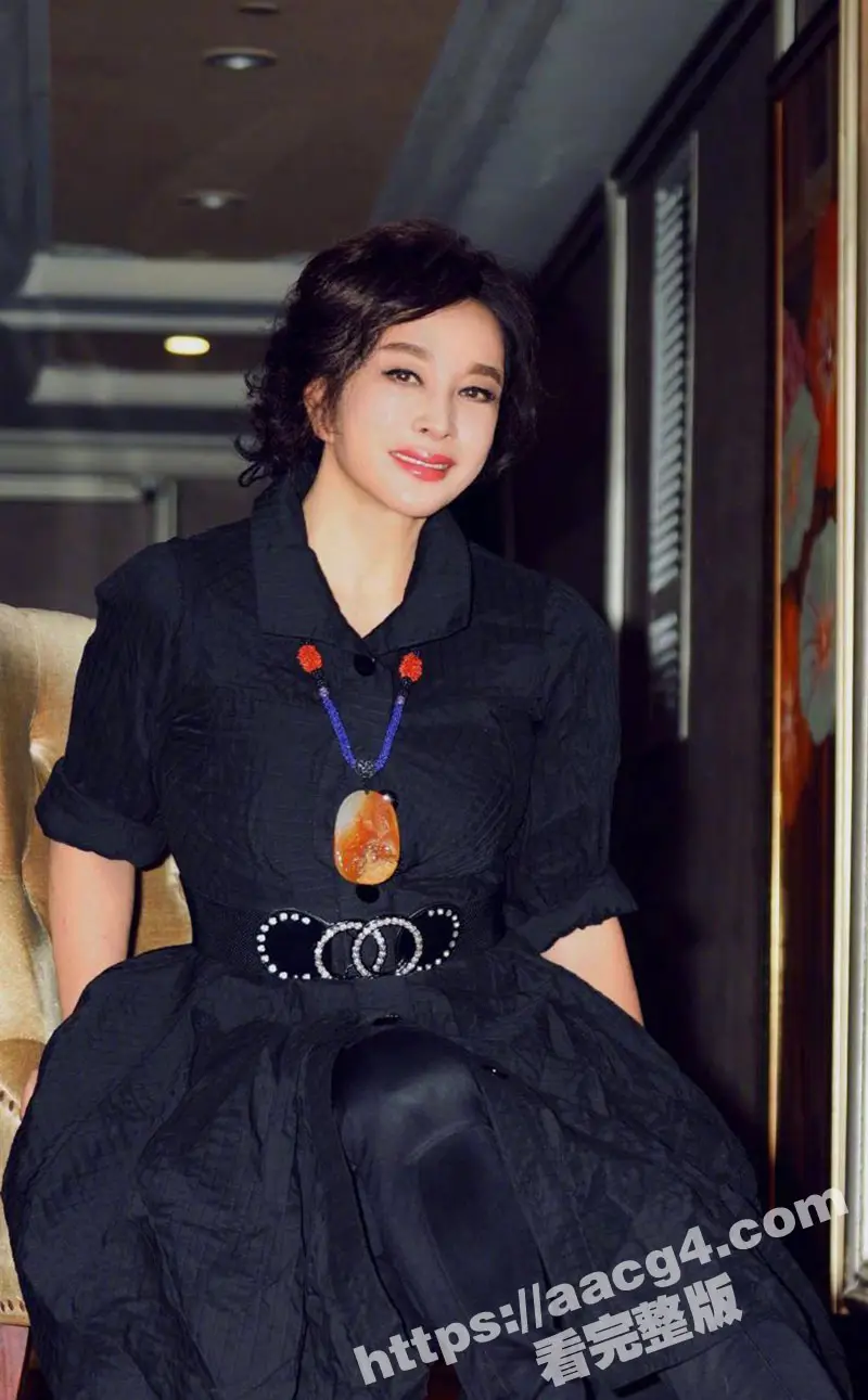 七旬女星刘晓庆被曝陷入忘年恋 直言见面的时候要小奶狗操死她 70岁的女人真疯狂 图12