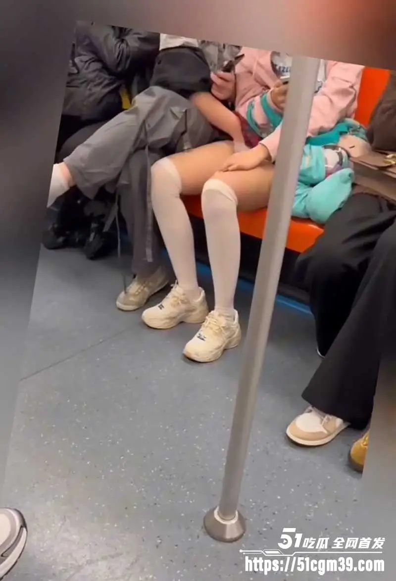 地铁小伙当众掀裙抠逼 白丝女孩强忍娇喘 乘客环绕却无人阻止 真是太大胆了！ 图5