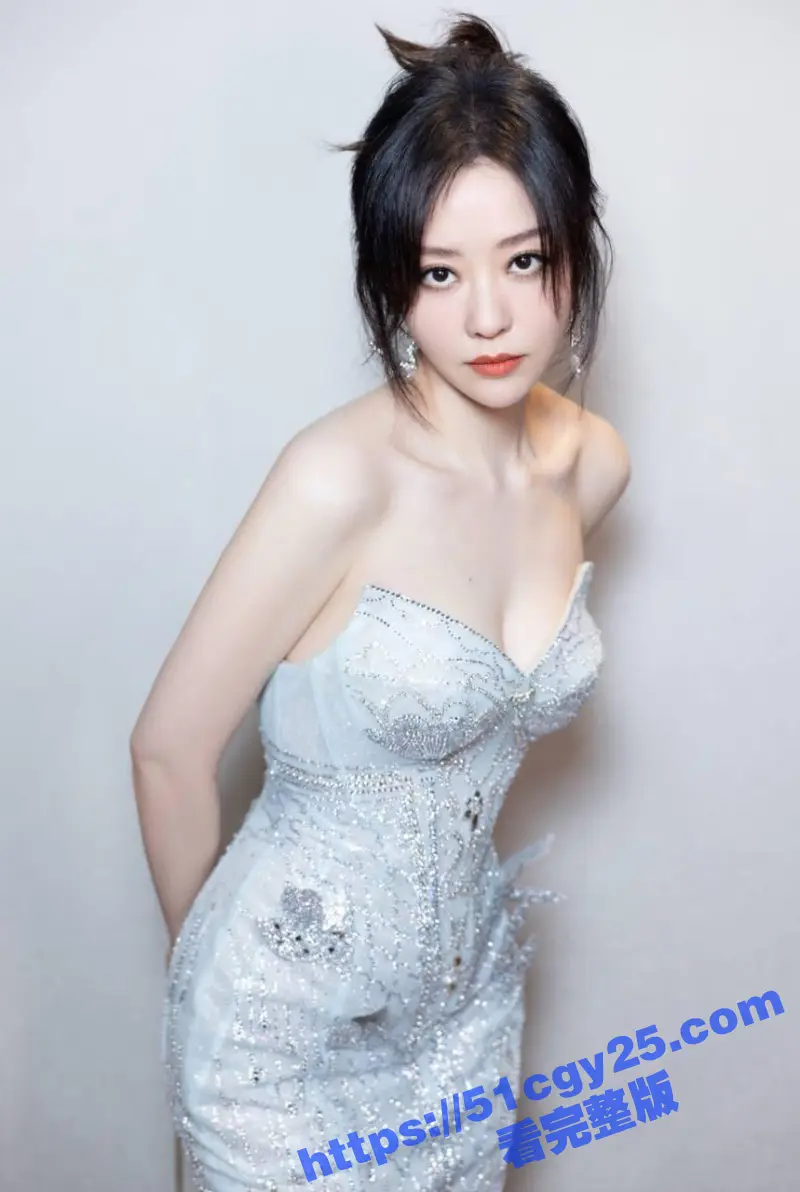 绝美歌后 张靓颖 九万字妆造爆火 早期曾“逼婚”比其大19岁的渣男 还为其打乳钉！ 图3
