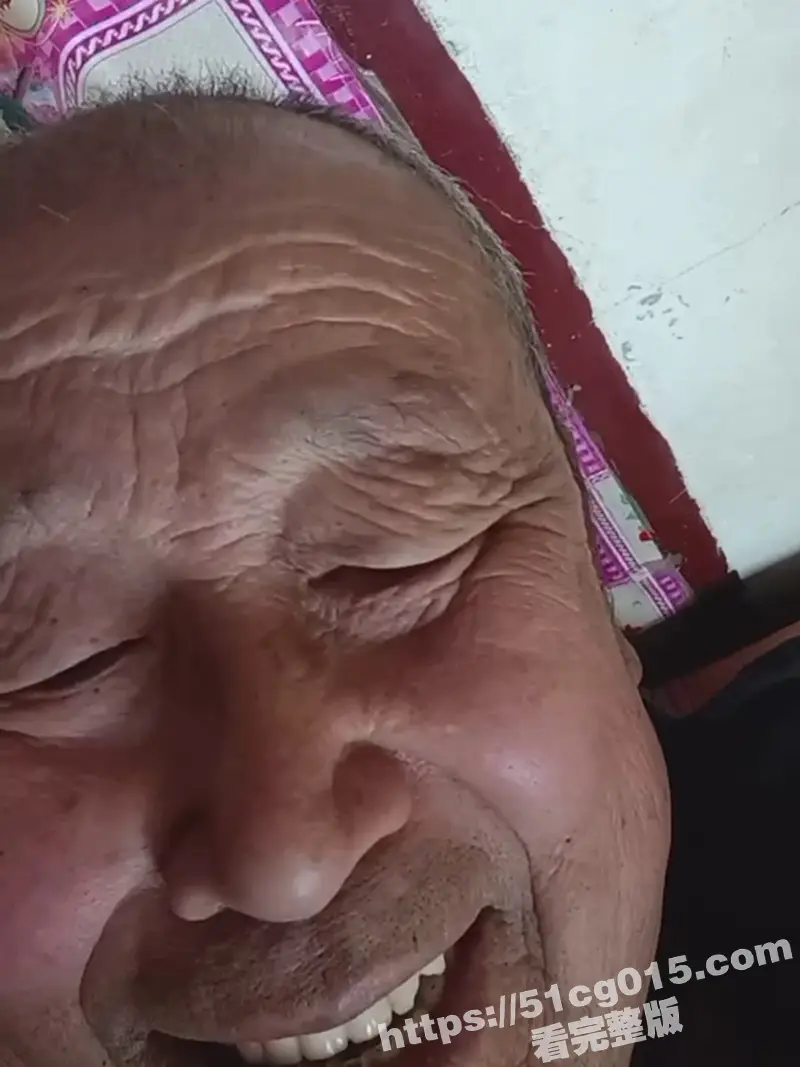 抖音开心老李头 7旬老人给女粉丝视频漏牛 这鸡巴竟然还带斑点 这么老了还能硬起来么 图3