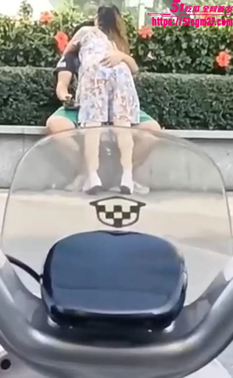 饥渴人妻当街和猛男激情热吻 掀开裙子狠摸屁股 毫不顾忌路人异样眼光! 图2