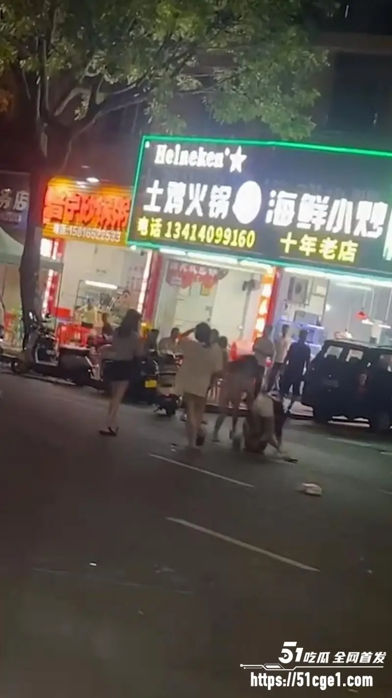 精神小妹街头冲突现场 衣服撕裂大长腿全露 身材惊艳火辣太养眼！ 图6
