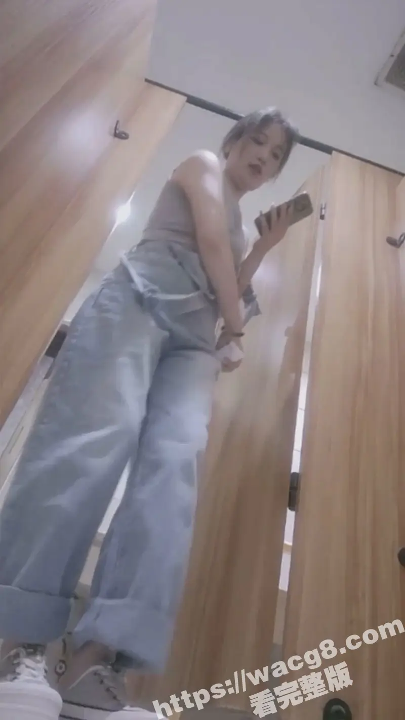 商场女厕偷拍系列 多位年轻少女和少妇露脸露逼 更有打暑期工的黑衣美眉不停抠逼! 图3