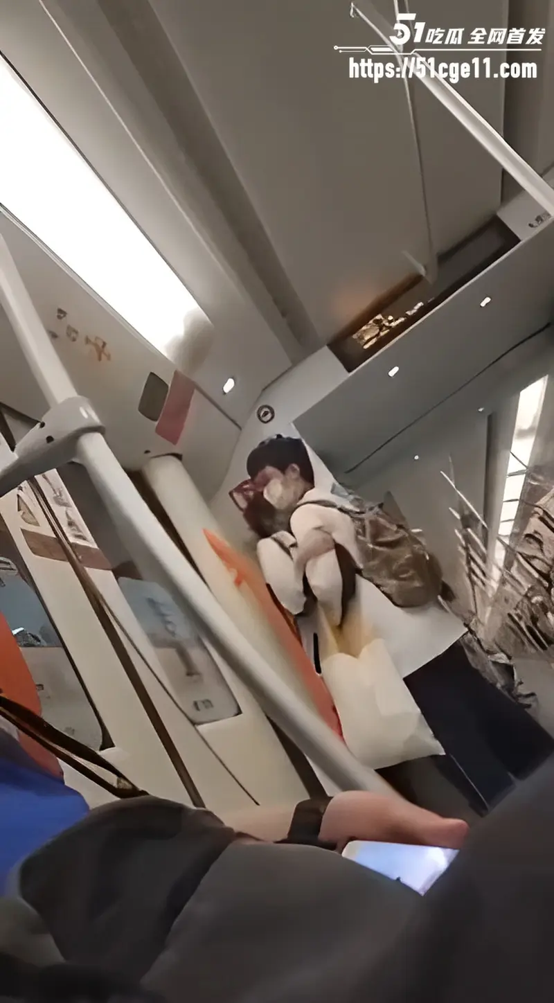 00后小情侣地铁上整活 当众又摸又扣胆子真大 公共车厢直接上手 女生配合到身体发抖 图3