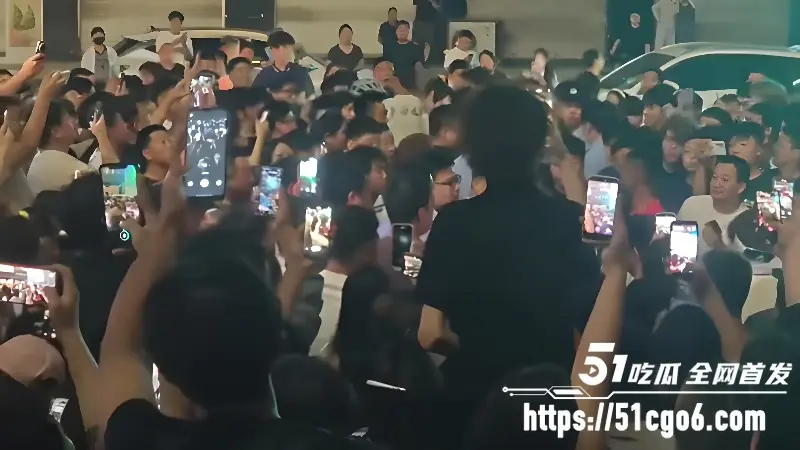 河北廊坊胜芳广场 女主播出轨榜一大哥被抓奸 现场人山人海 真是看热闹不嫌事大! 图4