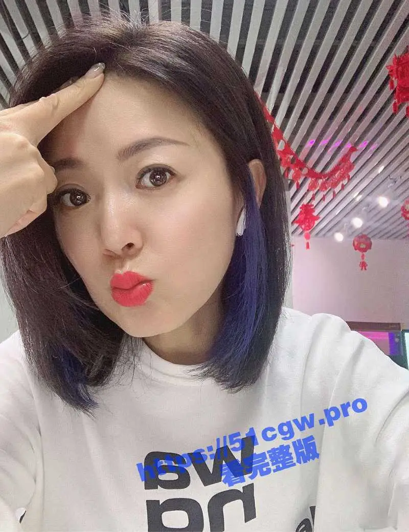 后妈淫荡乱伦生活 貌美后妈骨子里迷乱 天天在家发骚和继子做爱 无套内射不怕怀孕 图1
