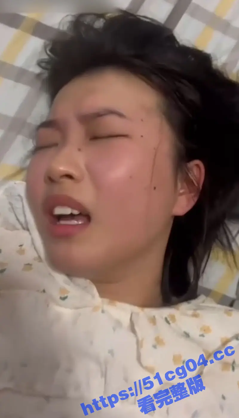 极品高颜值上海在读大学生美女 对着镜子扣逼自慰 被男友摁在床上操到委屈大哭 看着真是可怜呢 图9
