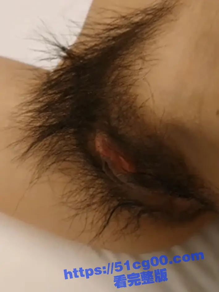 毛里求逼!阴毛巨茂盛的反差婊 几把都找不到洞 被操得一直叫爸爸 真是骚气冲天! 图1