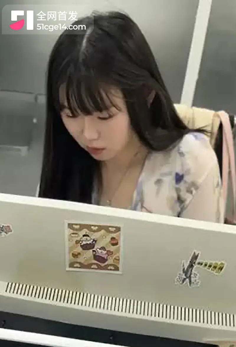 邪恶瓜友桌下偷拍女同事走光 性感花裙透出蕾丝内裤 美腿张合扣揉嫩穴 无意识发骚最撩人 图1