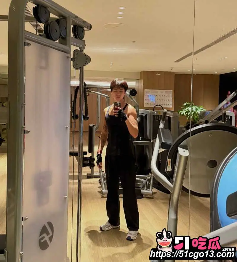 王菲男闺蜜 Ryan 音乐节当众性骚扰 陈粒 强行搂抱咸猪手 当场竖中指硬刚 图9