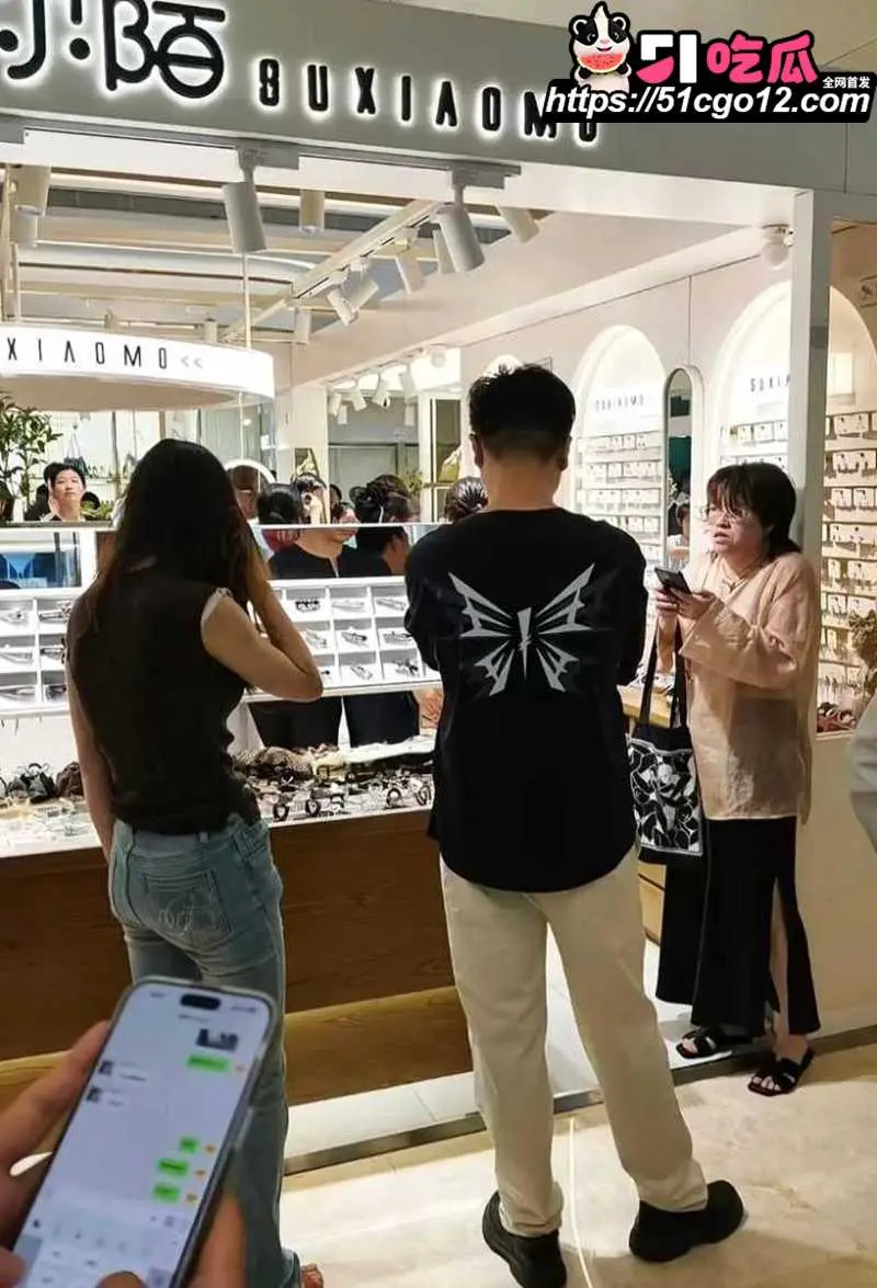 南通如皋吾悦广场 上演抓奸大戏 丈夫小三联手扭打正妻 身份被扒沦为全城笑柄 图2