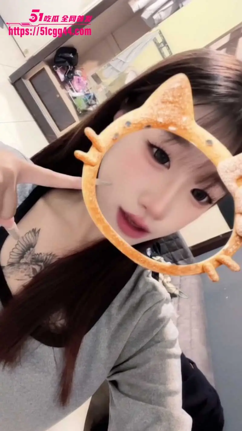 高颜值餐厅女服务员 黄宇男 不雅视频 雕龙画凤符文战士床上大战三百回合 强按双腿舌头舔逼浪叫不停 图1