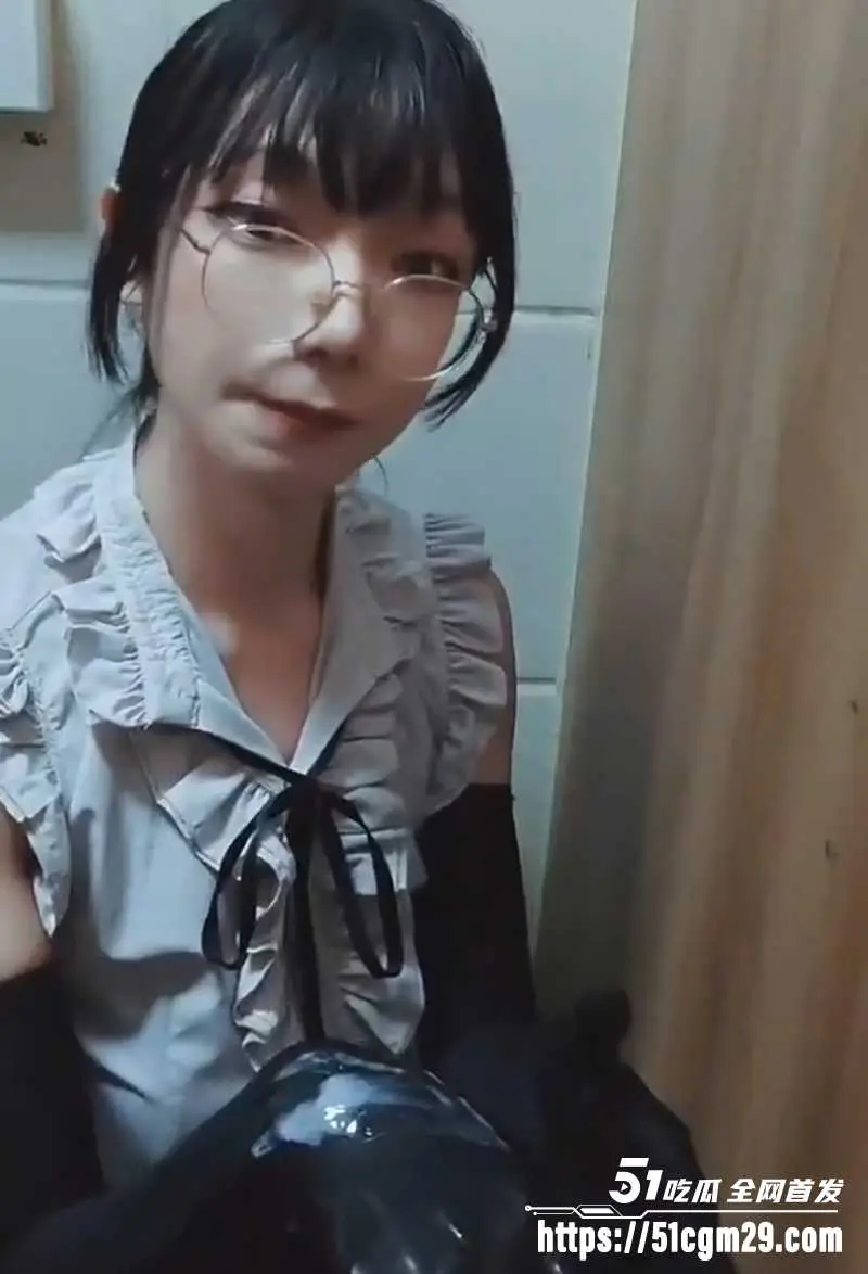 小男娘的鸟洞体验记合集 眼镜伪娘厕所挖洞 玩勾引撸遍各种大屌 图3