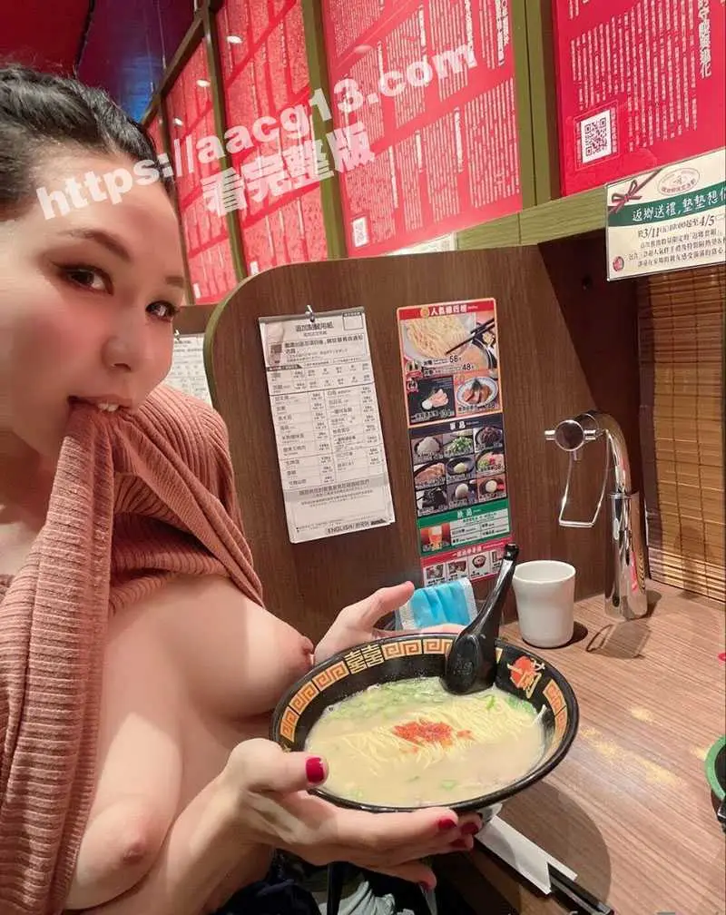 onlyfans台湾女优苡若大尺度新作合集 多场景大胆露出无所畏惧 吃个拉面都要掀起衣服奶子先吃 图5