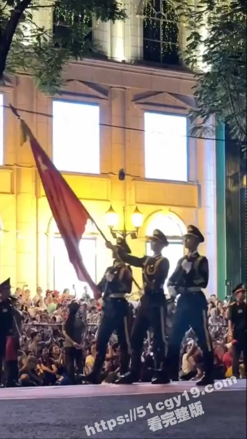 中国仪仗队越南阅兵彩排 英姿飒爽引得众多越南妹妹 疯狂示爱组团求老公! 图1