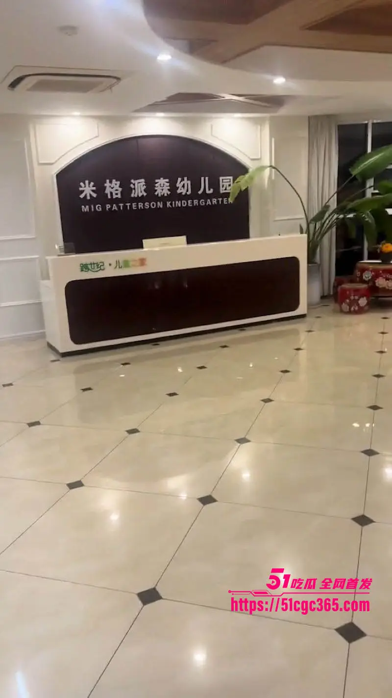 沂南米格派森幼儿园虐童事件 保安暴力阻录像 掐肚子关黑屋捂脸 孩子浑身淤青哭喊 简直禽兽不如！ 图3