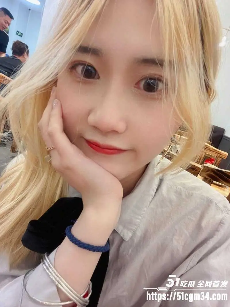 武汉黄毛妹 刘欣冉 性爱视频 清纯嫩妹无内裤户外暴露狂 深喉舔屌大口吃鸡！ 图2