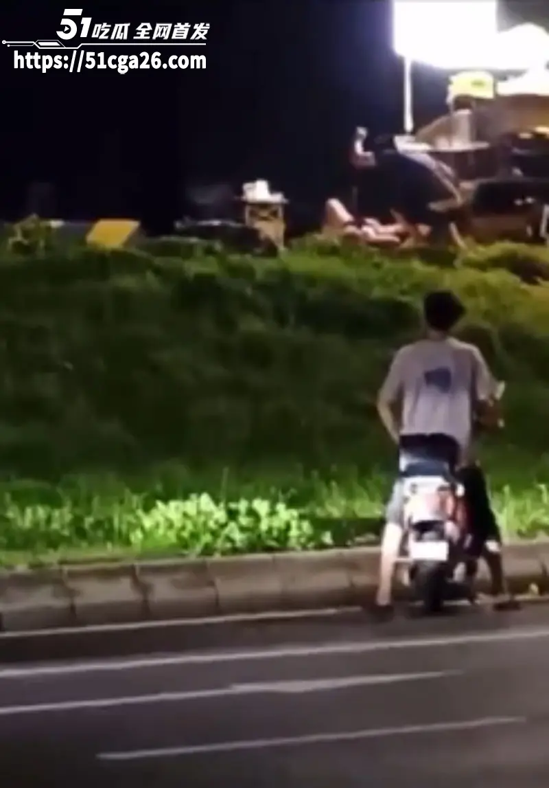 广东佛山东平桥底 小吃商贩因摊位被抢 持刀对一男子连捅数刀 男子当场死亡 现场多角度视频流出! 图3