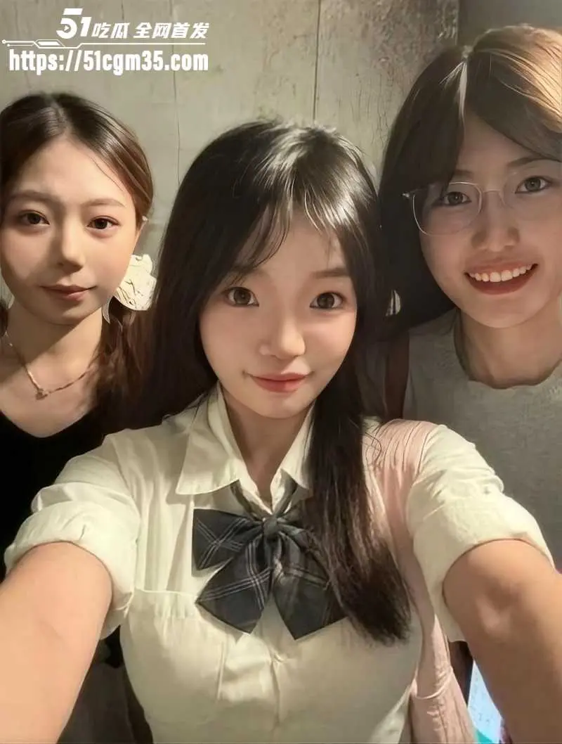抖音反差拜金女 艺芋圆 不当女神当母狗 玩露出双飞性瘾极强 给钱就让操的饥渴精盆! 图1