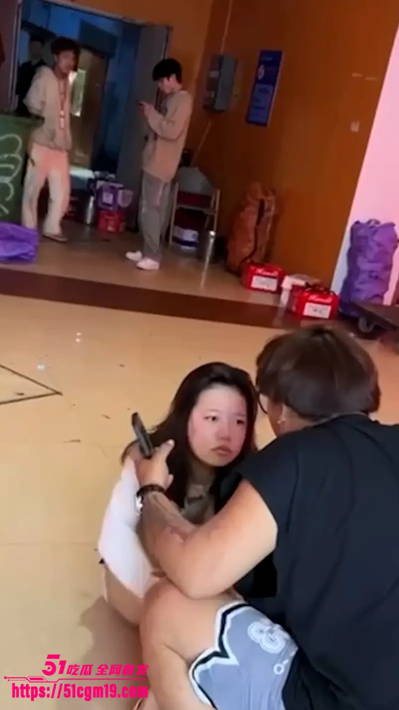女子出轨被抓翻车 老公当众狠扇耳光 脸肿成猪头看呆路人 这现世报也太解气了! 图1