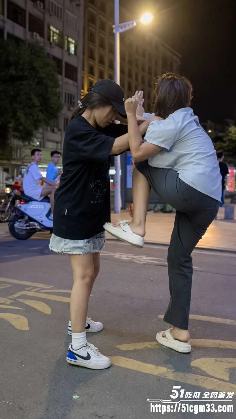 精神小妹打架现场 抓头发狂薅狠扯奶篓子 雪白肌肤走光 现场一片狼藉！ 图5