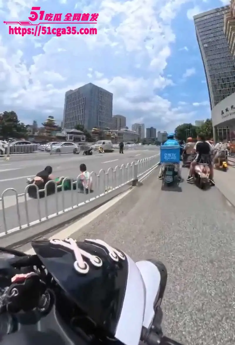 昆明市中心金碧路发生SUV汽车冲撞人群事件 致2死9伤 多名特警持枪与车主对峙 场面堪比大片! 图5