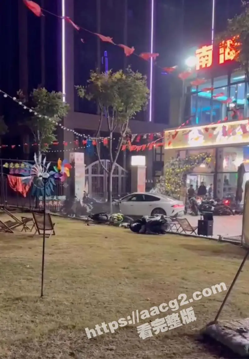 小米su7撞摩托车事件完整版!小米su7单刀赴会VS摩托佬 被激怒后持刀伤人撞毁多辆机车 现场视频曝光 图8