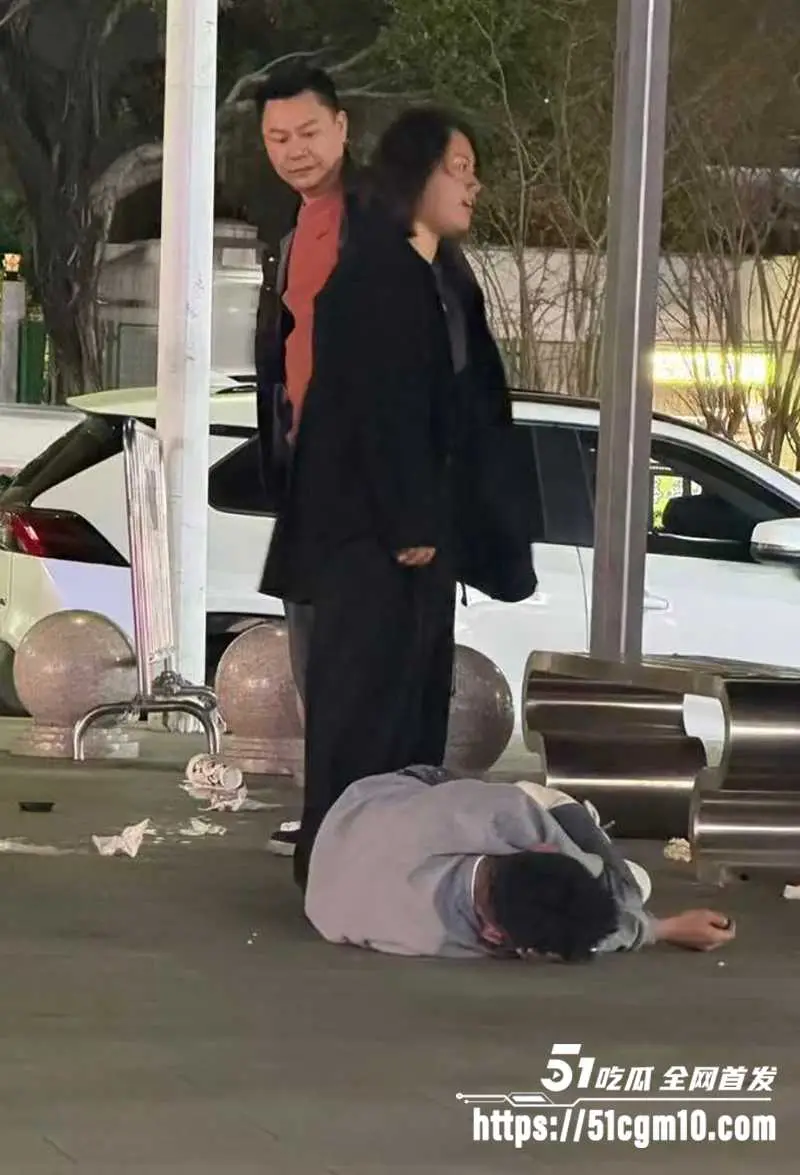 潮汕人妻当街抓奸 小三竟是男GAY 老公认怂跪街求饶 女子怀疑人生当场崩溃大哭! 图2