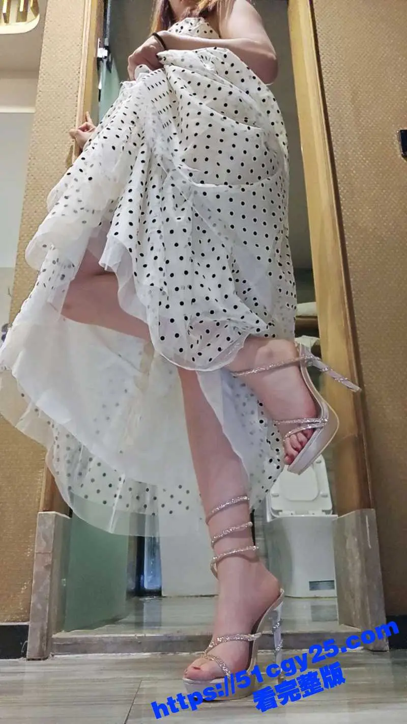 51原创狂情哥哥 带妹妹出门游玩抵达酒店后 妹妹逼痒难耐主动给哥哥足交口交 后入爆操精液射满肥臀! 图1