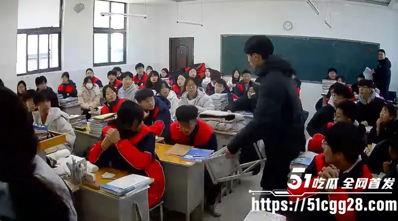 河南巩义京师杜甫公学打人事件 高中生抡起板凳猛砸同学 直击后脑受害人当场垂头不动！ 图8