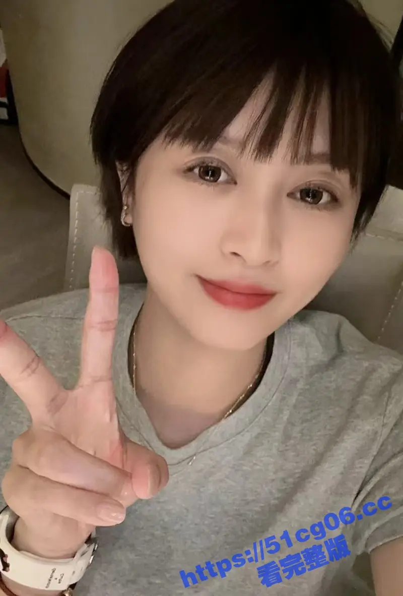 和女主管约炮开房 平时上班还挺正经 没想到开房的时候还穿了黑丝 撕烂她的黑丝就是操 图2