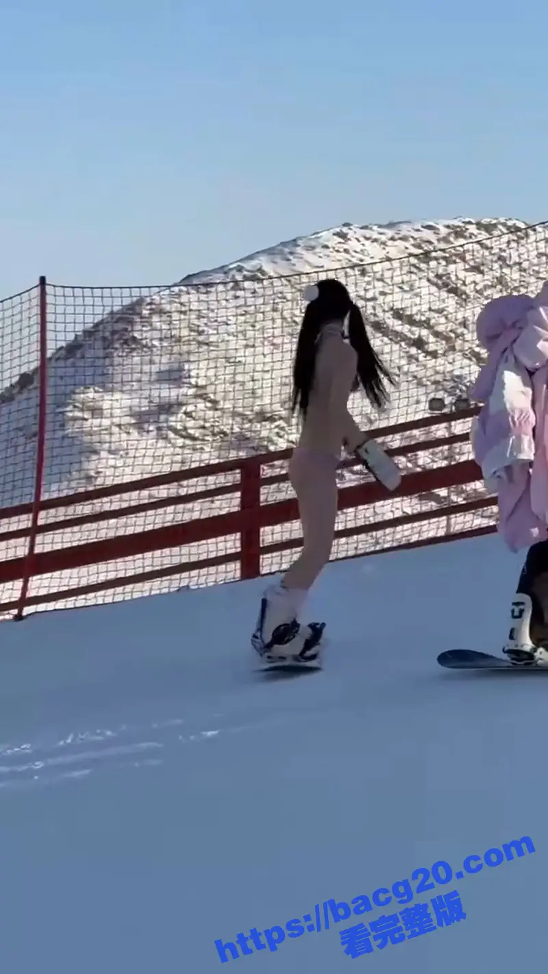 暗黑界新赛道 滑雪场福利姬 双马尾萝莉打破道德底线 在热闹非凡的滑雪场全裸露出 真怕把逼冻坏了啊! 图3