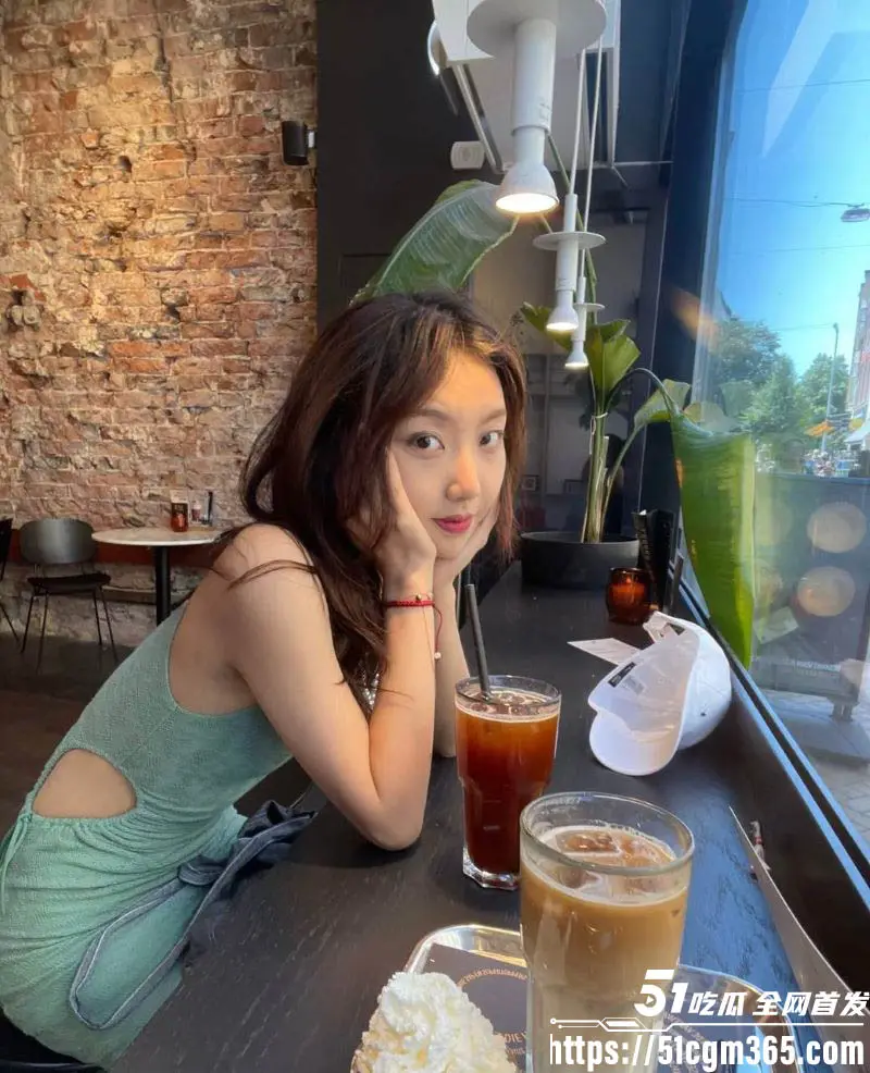 英国利兹女留学生 一吱丸子 吊多民富二代 各种场合深喉吞屌喷精浪叫 玩转富豪圈堪称时间管理大师！ 图4