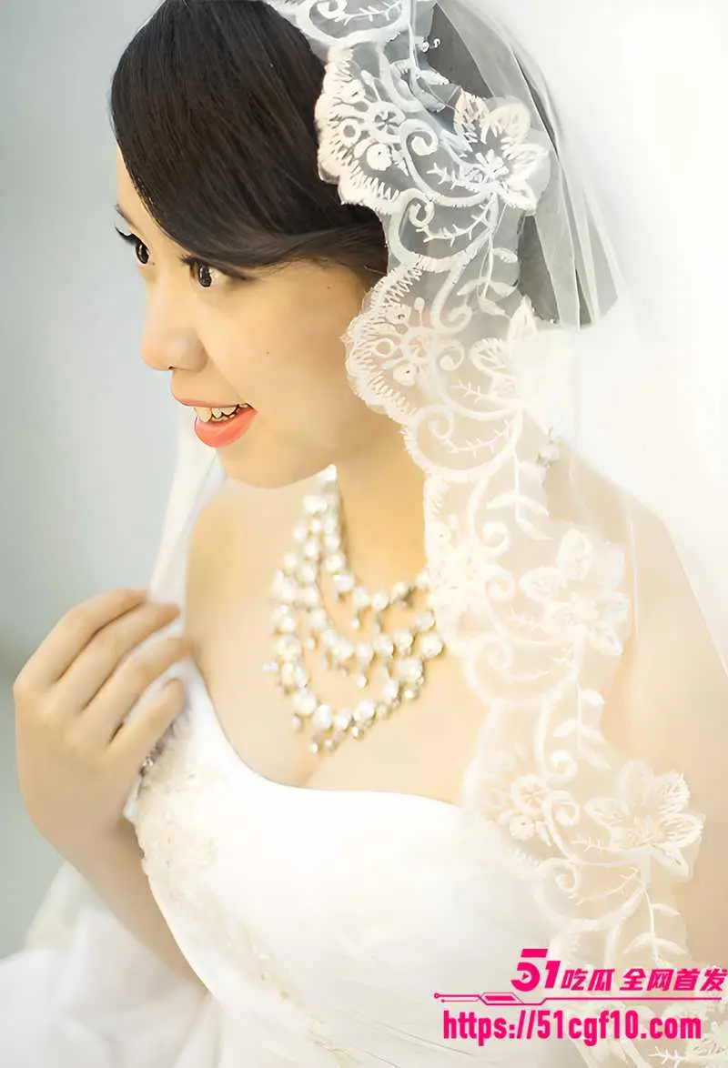 江西新婚少妇 吴萍 夫妻露脸淫拍 发情母兽吸屌蹭穴 身着开档丝袜骑乘榨精大奶吸睛! 图1