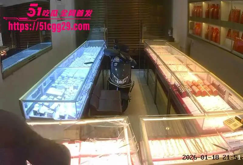 福建平潭依强金店发生惊天劫案!电光石火七分钟 200万金饰瞬间抢走 内部案发监控流出 帧帧惊心动魄! 图8