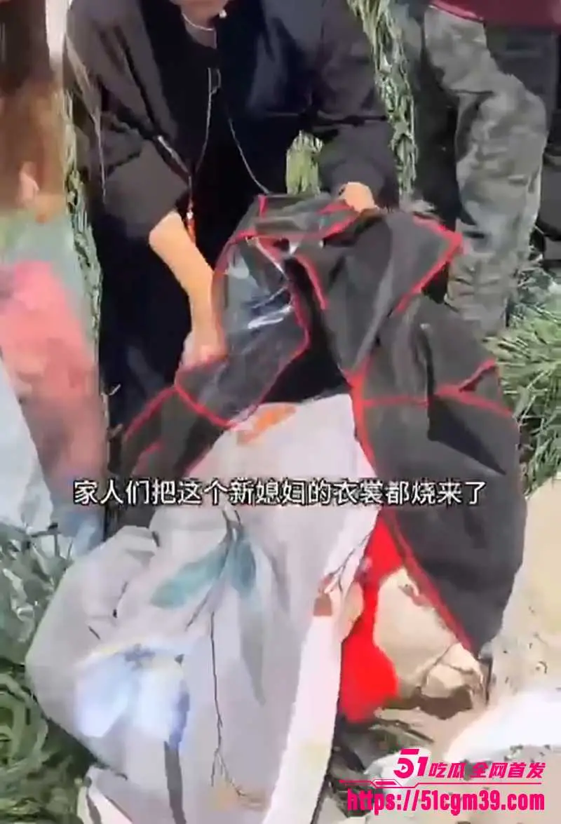 猎奇风俗 配阴婚现场直击 家人手刨黄土塞衣裳 逝人男女同框透诡异 图4