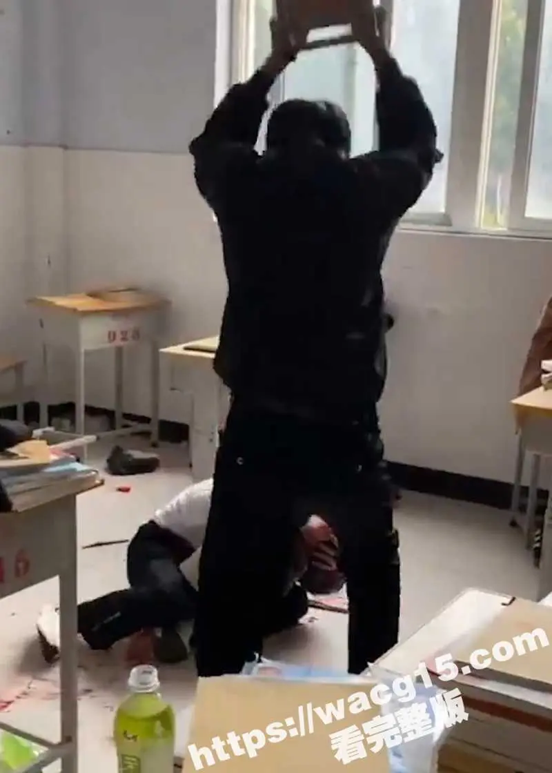 河南鹤壁技师学院校园暴力事件曝光！学生持板凳猛砸同学头部，血流满地！校方回应正在调查，教育局电话无人接听！ 图8