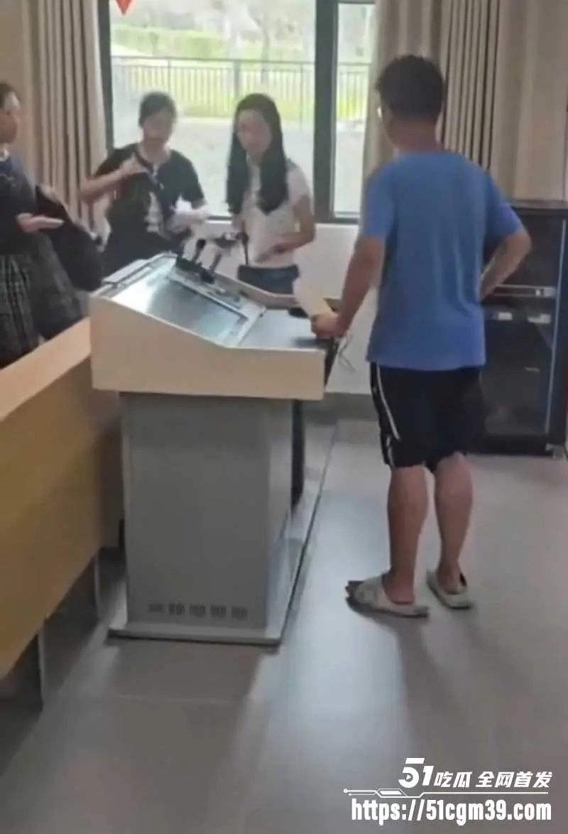 广州理工大学惊现发疯代课哥 被抓包怒骂老师 现场视频看懵全网 图5