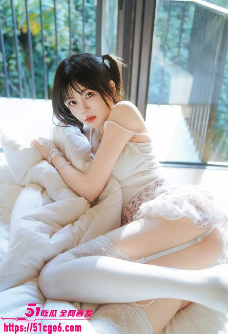 甜心女神 樱桃喵 春日碎花写真 蕾丝吊带勾勒蜜臀 阳光撩拨甜欲肉体 暗藏万千媚意 图1