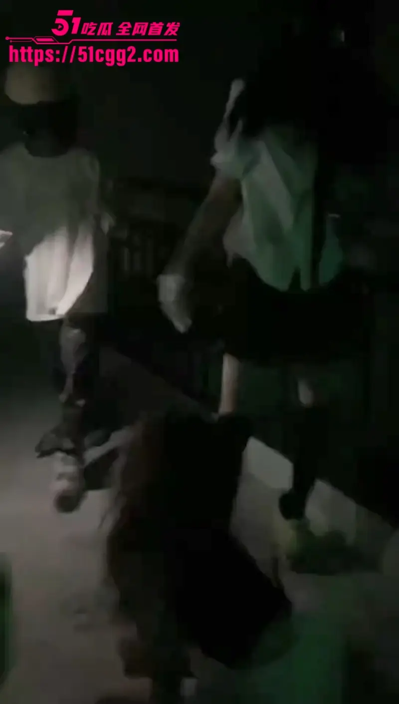 广东高颜值路人妹 遭精神小妹团暴揍扒光 当街全裸跪地哭喊 姐妹狂拍补光 场面惨绝人寰! 图2