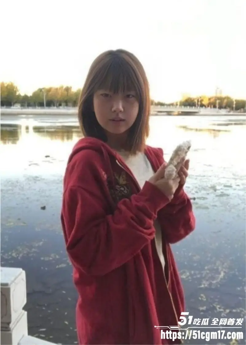 日本素人大学生裸贷自拍 婴儿肥少女全裸拍摄展露酥胸蜜穴 九十度弯腰鞠躬可怜模样令人心动 图3