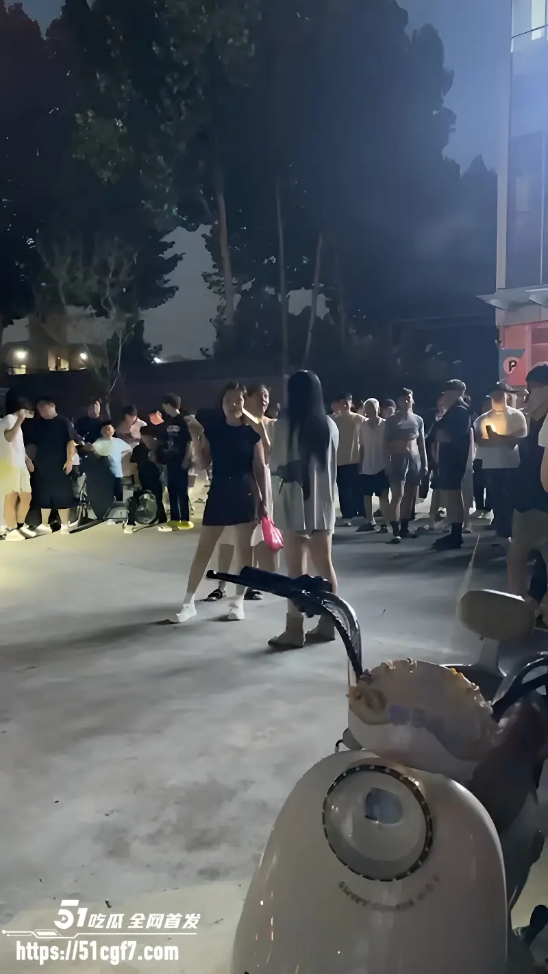 临沂抓小三事件 吃瓜群众原地开圈围观 原配与小三正面对骂 完整版视频传疯了! 图3