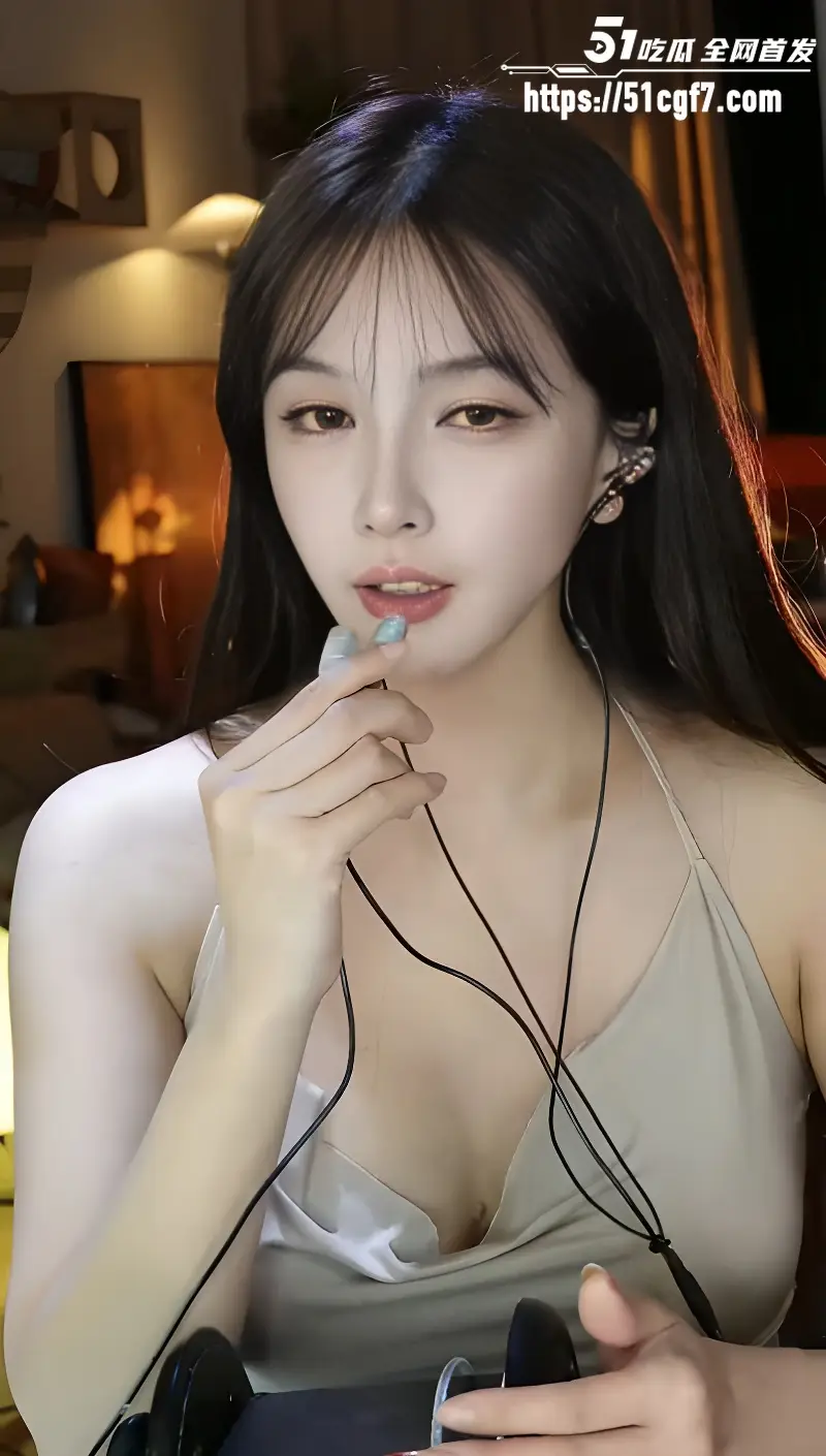 声控主播 大艺术嘉 女老师ASMR诱惑 穿着吊带裙吹麦舔麦 表情甜腻声线诱人！ 图4