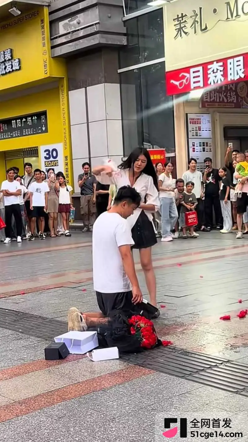广西南宁朝阳广场 男子双膝下跪卑微求婚 被女方不断羞辱 舔狗最终一无所有! 图2