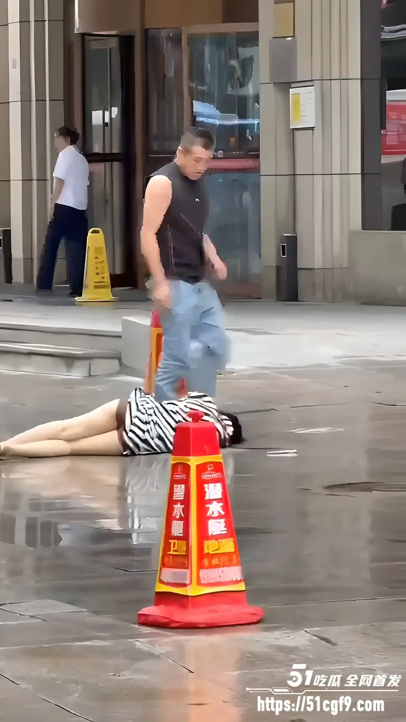 陕西延安金泽酒店血案 男子因妻子出轨当街持刀杀人后自杀 绿帽怒火直接燃爆 图2