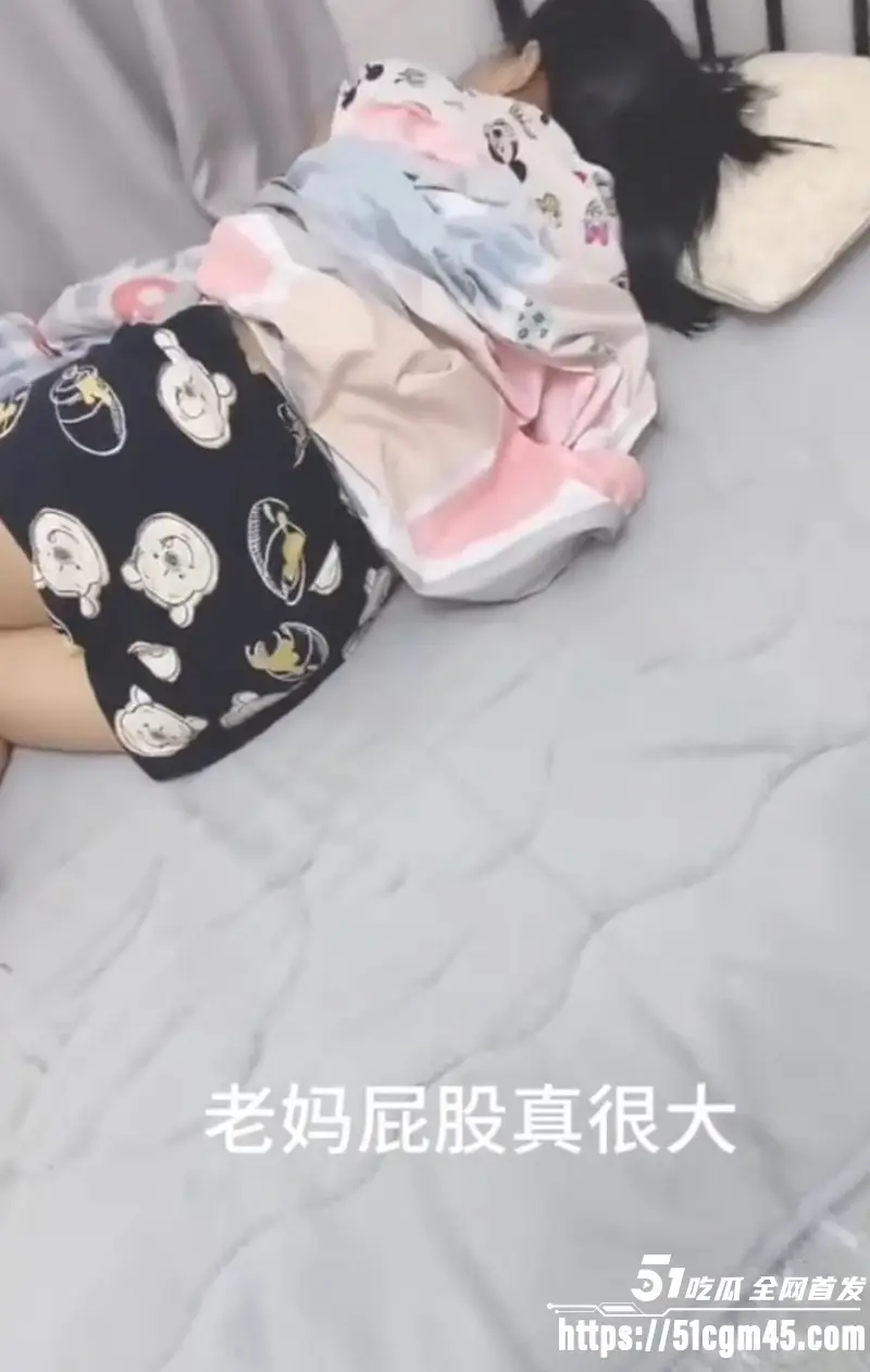 乱伦大神 深圳工厂母子 新作 老妈放弃反抗 半推半就间成功拿下 内射了老妈! 图1