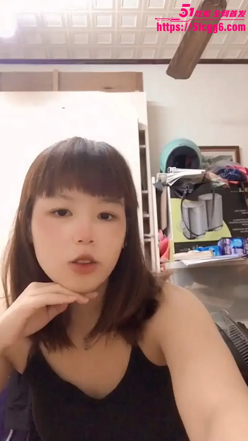 超淫学生妹网调视频流出 全裸出镜自拍揉捏奶头掰逼撒尿狗爬 这奶头颜色黑得让人震惊！ 图1